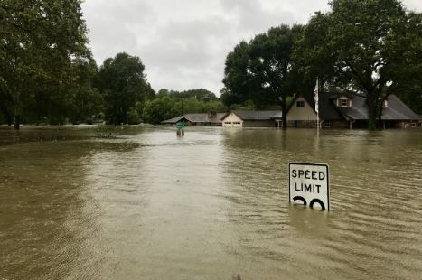  Une rue inondée après un ouragan